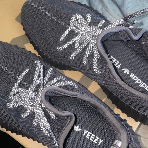 SOLD 🚫 Yeezy Boost 350 V2 Non Reflective Sneakers - Picture 4 of 15